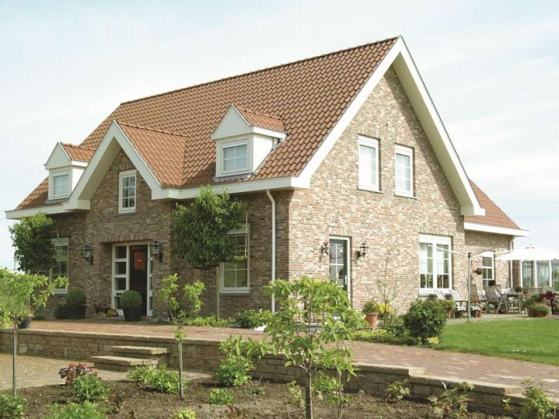 Landelijke woning met sprekend gevelmetselwerk