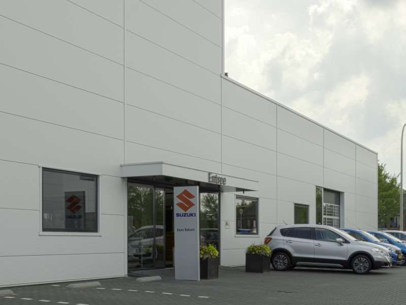 Autoshowroom met werkplaats en parkeerdak