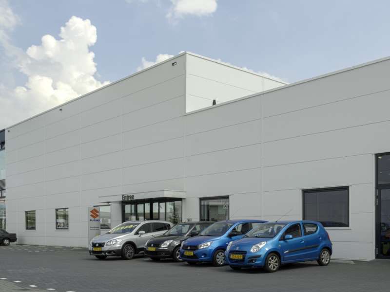 Autoshowroom met werkplaats en parkeerdak