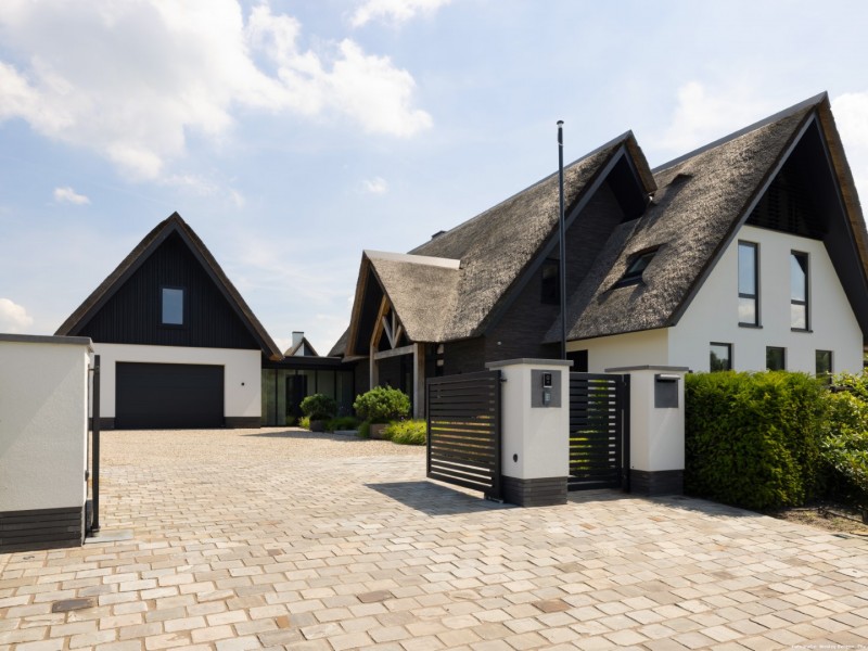 Vrijstaande villa met poolhouse
