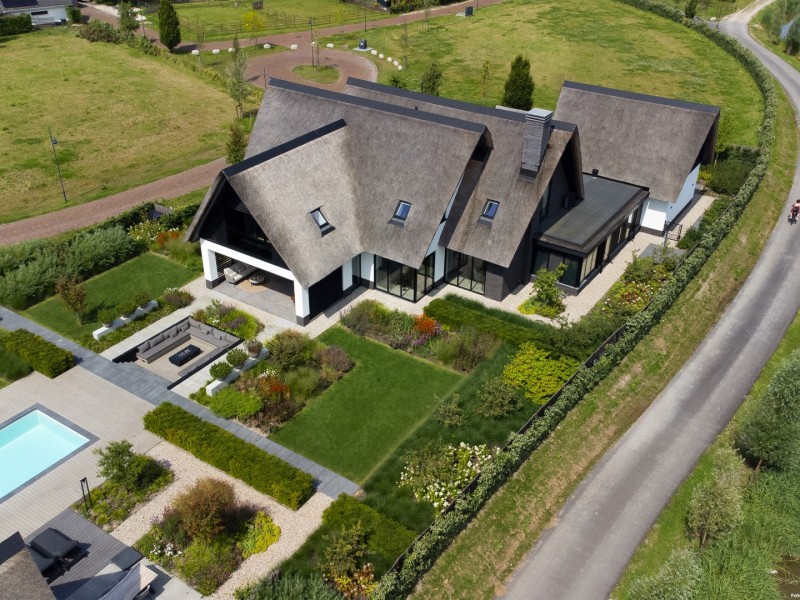 Vrijstaande villa met poolhouse