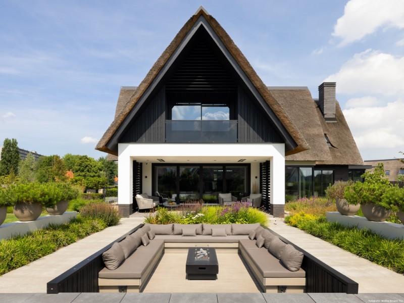 Vrijstaande villa met poolhouse