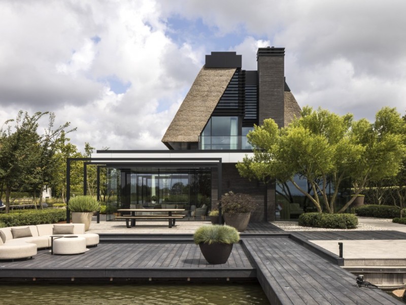 Rietgedekte villa aan het water