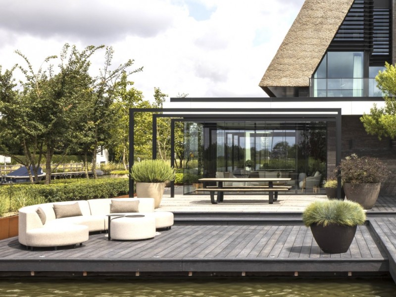 Rietgedekte villa aan het water