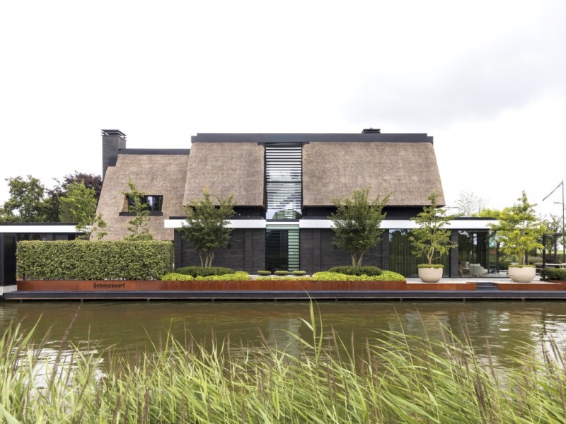 Rietgedekte villa aan het water