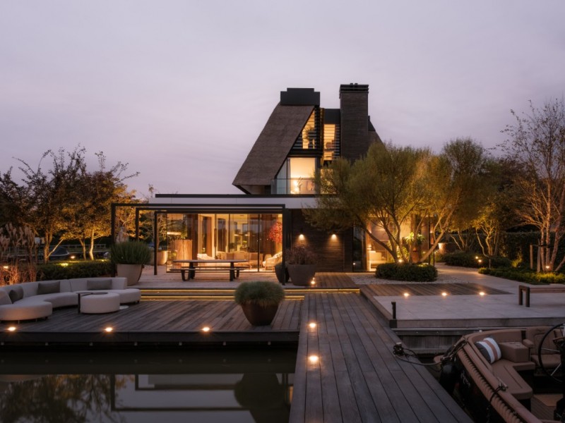 Rietgedekte villa aan het water