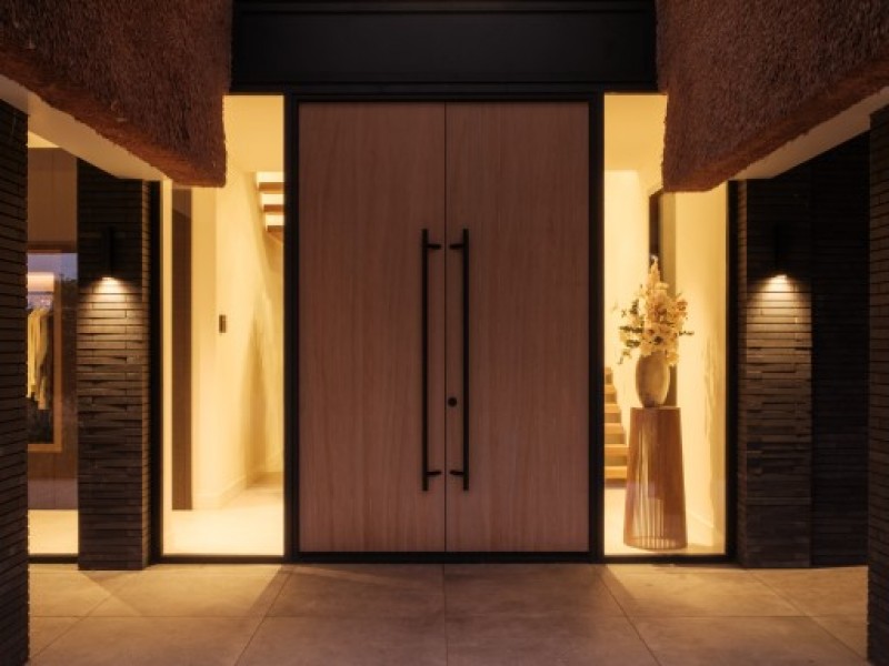 Rietgedekte villa aan het water