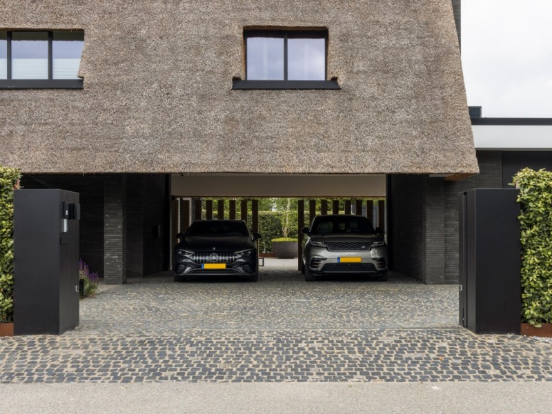 Rietgedekte villa aan het water