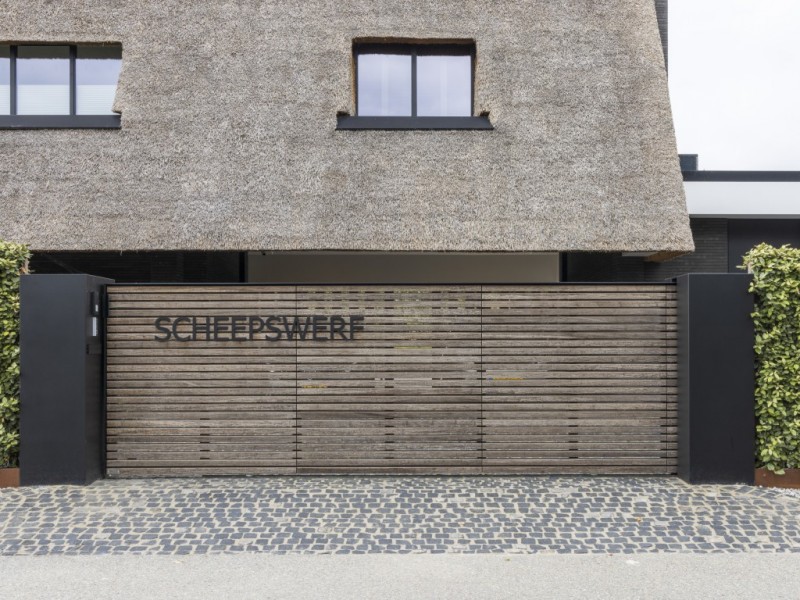 Rietgedekte villa aan het water