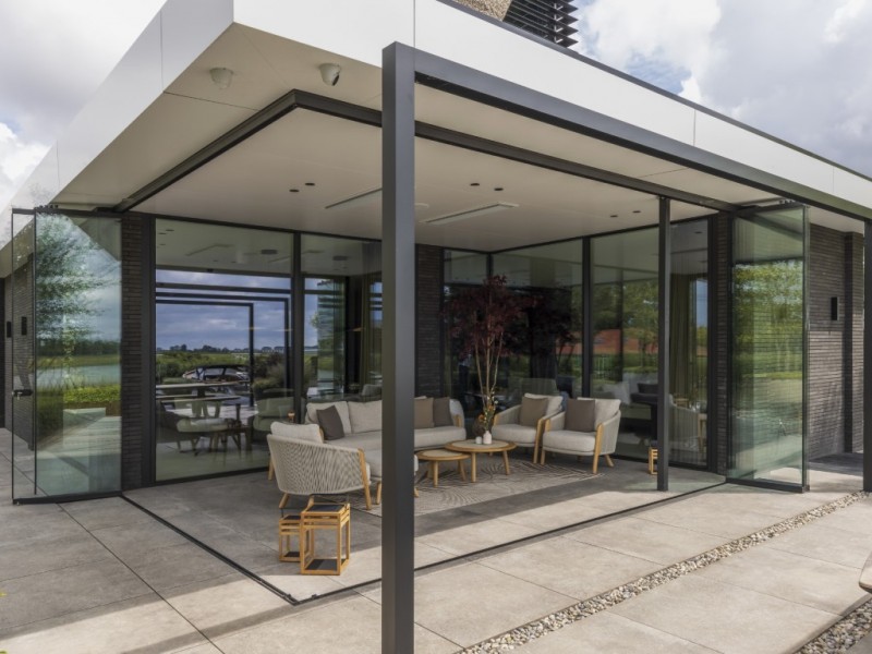 Rietgedekte villa aan het water