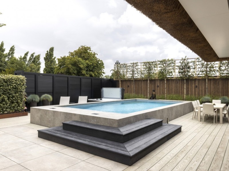 Rietgedekte villa aan het water