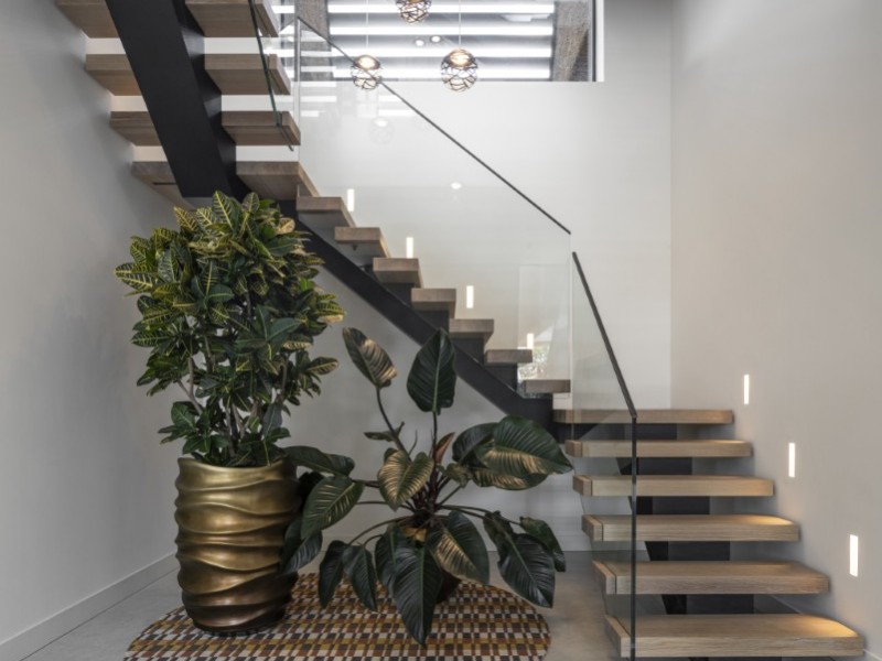 Rietgedekte villa aan het water