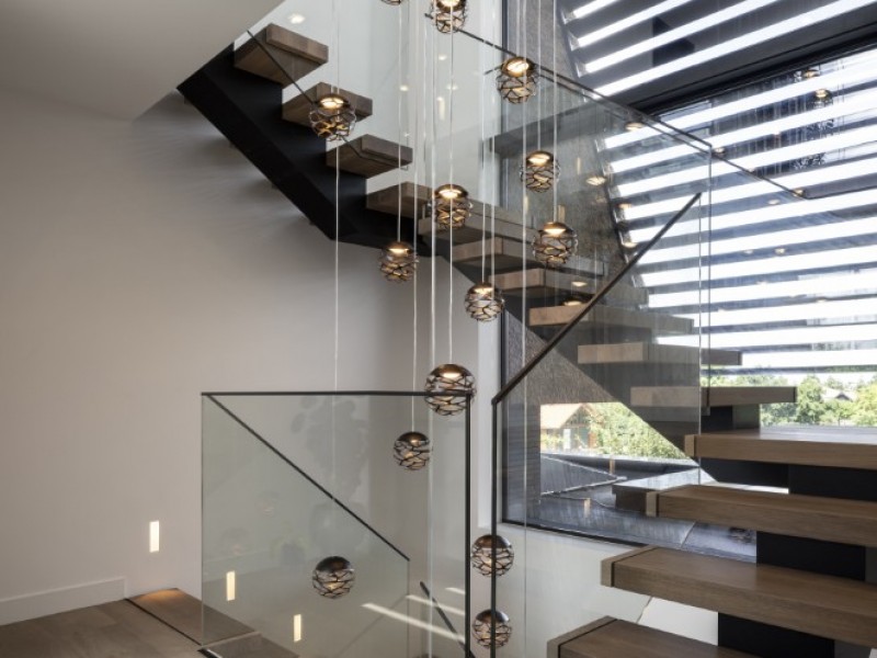 Rietgedekte villa aan het water