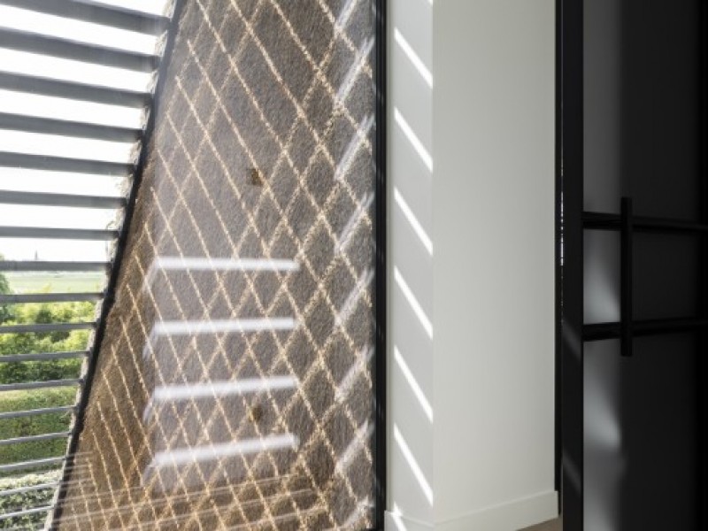 Rietgedekte villa aan het water