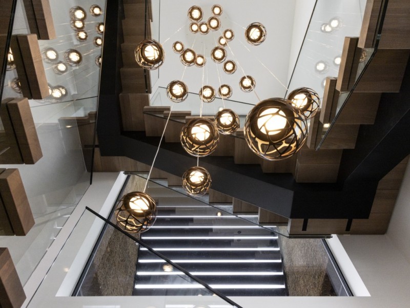 Rietgedekte villa aan het water