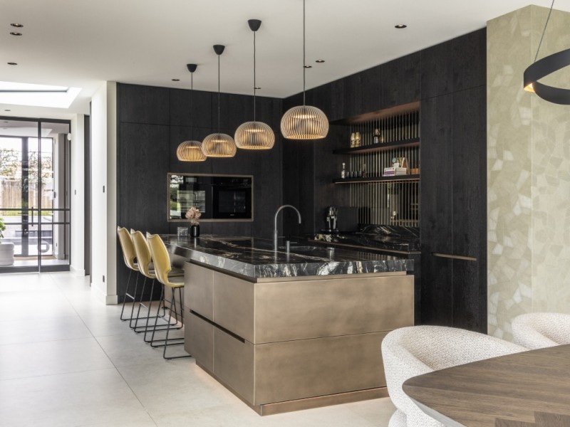 Rietgedekte villa aan het water