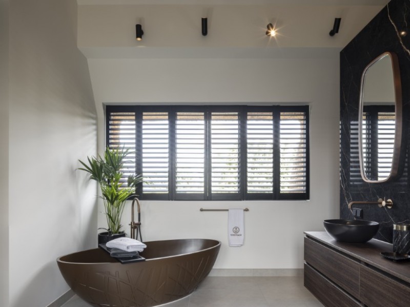 Rietgedekte villa aan het water