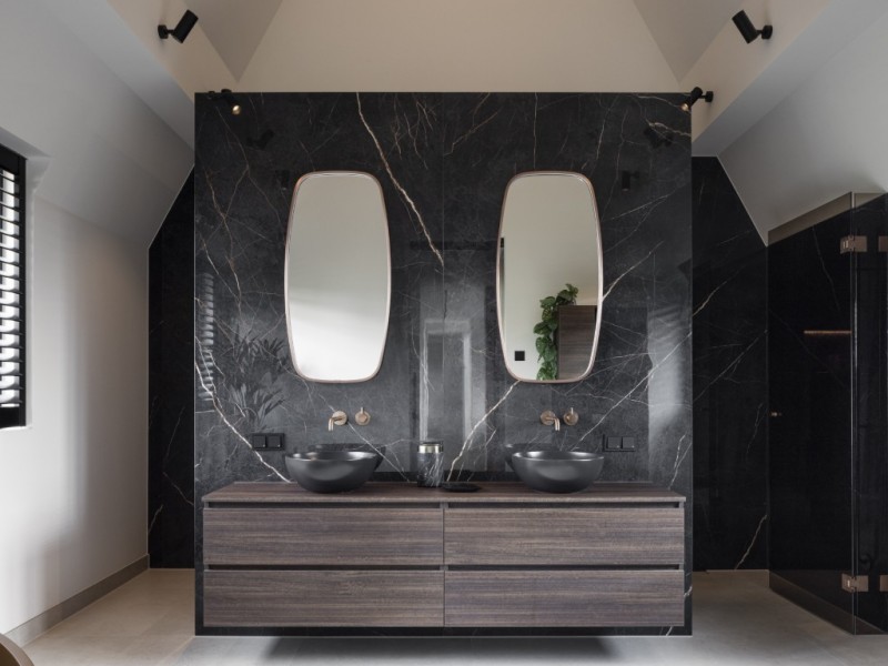 Rietgedekte villa aan het water