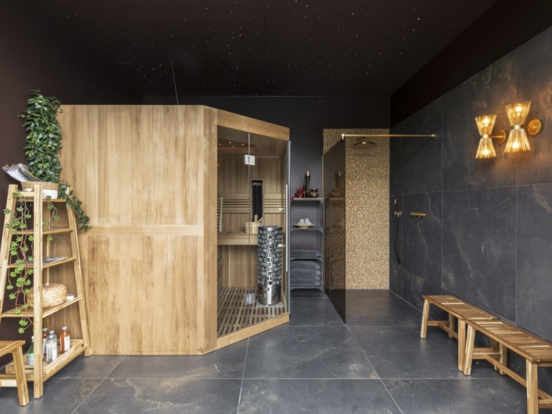 Rietgedekte villa aan het water