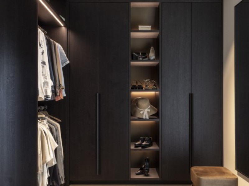 Rietgedekte villa aan het water