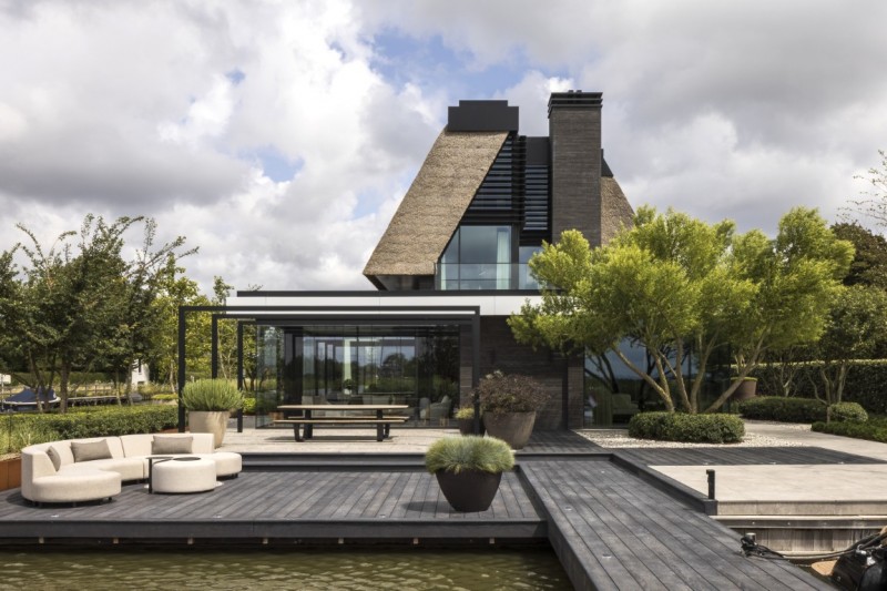 Rietgedekte villa aan het water